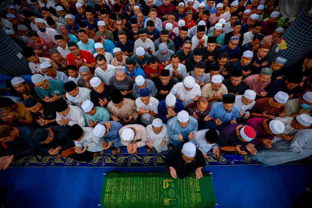 PONTIAN, 24 July – Vice President of Amanah Senator Datuk Seri Dr Mujahid Yusof Rawa led the funeral prayer for Datuk Seri Salahuddin Ayub at Jamek Dato’ Haji Noh Gadot Mosque, Serkat, Pontian today. BERNAMAPIX