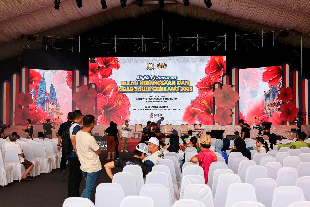 Pentas utama bagi Majlis Peluncuran Bulan Kebangsaan dan Kibar Jalur Gemilang (MPBKKJG) 2025 di Dataran Tanjung Emas kini siap sepenuhnya menjelang Ahad ini - BERNAMA
