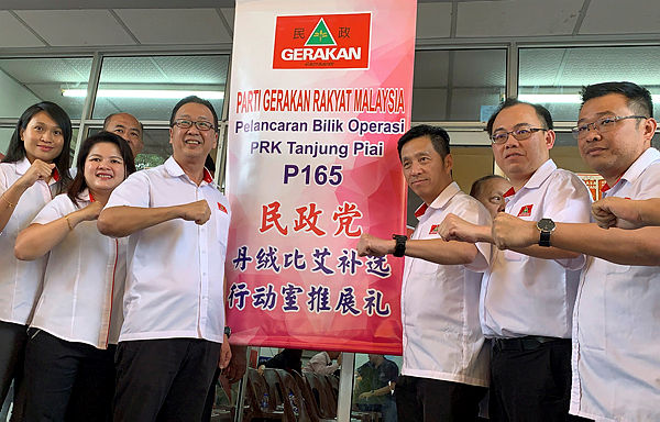Gerakan party president Datuk Dr Dominic Lau Hoe Chai (3rd from L) launches the party’s Election Machinery Operations Room for the by-election in Pekan Nenas, Pontian today. — Bernama