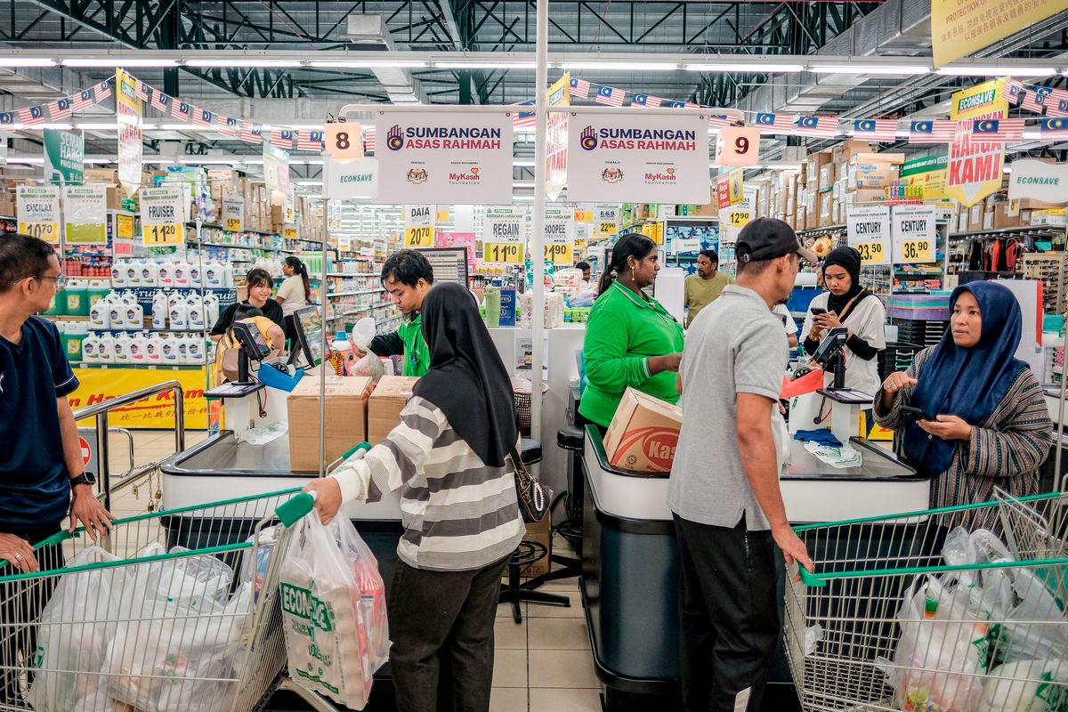 Warga Johor memanfaatkan bantuan Sumbangan Asas Rahmah (SARA) sebanyak RM100 dengan membeli barangan keperluan harian pada hari kedua pelaksanaannya ketika tinjauan di Pasar Raya Econsave Kangkar Pulai semalam- BERNAMA
