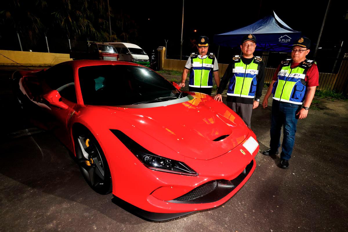 Ketua Pengarah Jabatan Pengangkutan Jalan (JPJ) Datuk Aedy Fadly Ramli (tengah) bersama antara kereta yang disita akibat tidak mempunyai cukai jalan, pada sidang media berhubung penyitaan 270 kenderaan mewah di seluruh negara yang dikesan tidak memiliki cukai jalan dan insurans sah menerusi Ops Luxury yang dilaksanakan sejak 1 Julai lepas, di JPJ Taman Daya, baru-baru ini. - BERNAMA