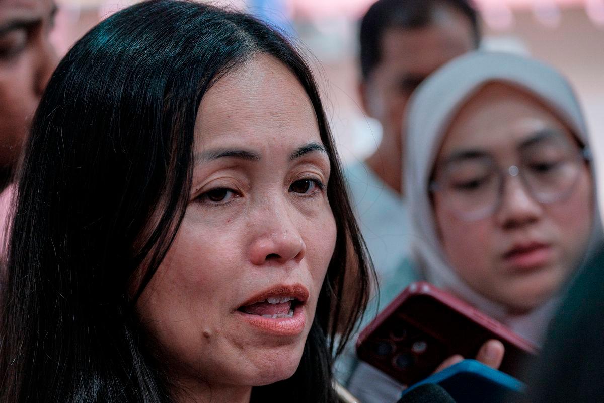 Deputy Minister of Communications Teo Nie Ching speaks to the media after the Contribution Handover Ceremony for Outstanding SPM and STPM Students, as well as Public and Private University Students, in Bandar Putra Kulai today. – BERNAMA