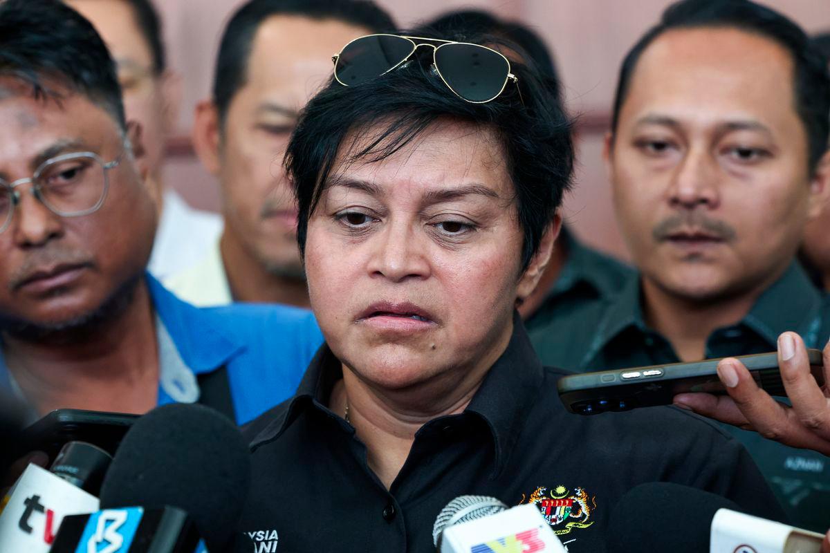 Menteri di Jabatan Perdana Menteri (Undang-undang dan Reformasi Institusi), Datuk Seri Azalina Othman Said ketika ditemui pemberita selepas hadir pada Majlis Penyerahan Projek Mahkamah Pengerang Johor di Mahkamah Pengerang Johor hari ini. - fotoBERNAMA