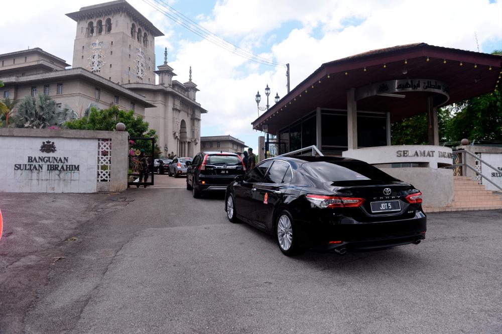 Vehicles transporting Johor assemblymen are seen entering the palace, on Feb 27, 2020. — Bernama
