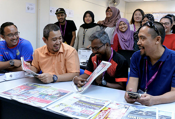 Johor Mentri Besar Datuk Dr Sahruddin Jamal speaking with members of the media while visiting the Tanjung Piai by-election media centre today. — Bernama