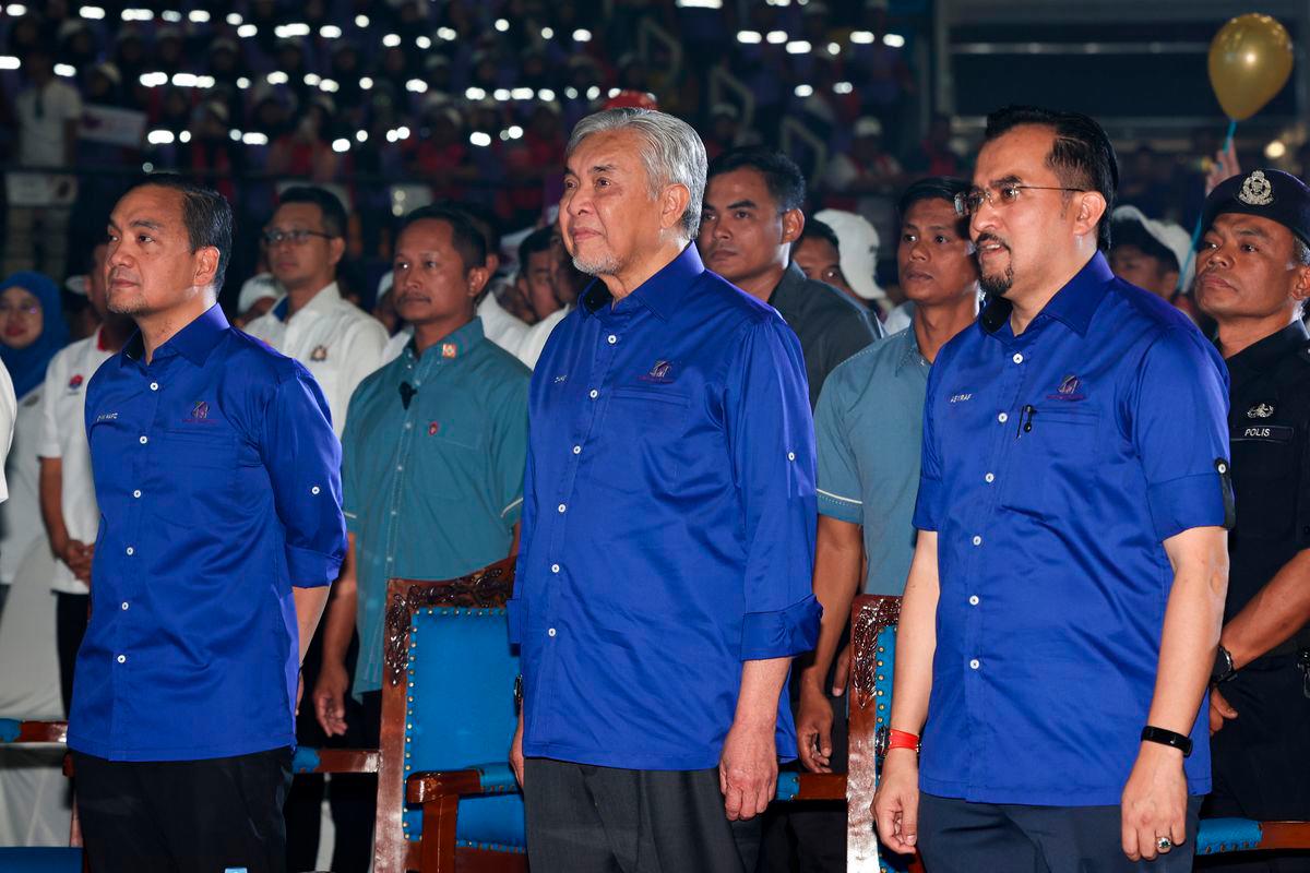 Timbalan Perdana Menteri Datuk Seri Dr Ahmad Zahid Hamidi (tengah) hadir pada Majlis Pelancaran Skuad Yayasan Pelajaran MARA (Skuad YPM) Peringkat Negeri Johor 2025, di Arena Larkin hari ini. Turut hadir Pengerusi MARA Datuk Seri Dr Asyraf Wajdi Dusuki (kanan) dan Menteri Besar Johor Datuk Onn Hafiz Ghazi (kiri) -fotoBERNAMA
