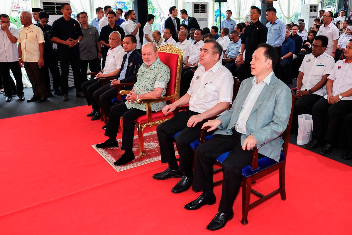 Yang di-Pertuan Agong Sultan Ibrahim (duduk, tengah) berkenan berangkat pada Majlis Perasmian Laman Rel Mahkota, sebuah taman awam ikonik sepanjang 2.8 kilometer yang dibangunkan di bawah jajaran viaduct Projek Landasan Berkembar Elektrik Gemas-Johor Bahru hari ini.Turut hadir Menteri Pengangkutan Anthony Loke (duduk dua, kanan) dan Menteri Besar Johor Datuk Onn Hafiz Ghazi (duduk dua, kiri). - BERNAMA