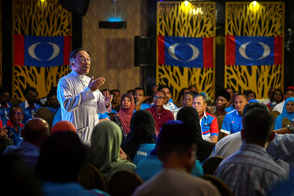 Parti Keadilan Rakyat (PKR) president Datuk Seri Anwar Ibrahim speaking at a Johor Keadilan Convention in Muar today. — Bernama