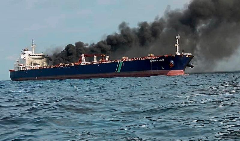 Kapal MT Hanifa Nile yang terbakar akibat perlanggaran dengan kapal MT Ceres 1 di 25 batu nautika Timur Laut Tanjung Balau, pukul 6.55 pagi hari ini. - fotoBERNAMA