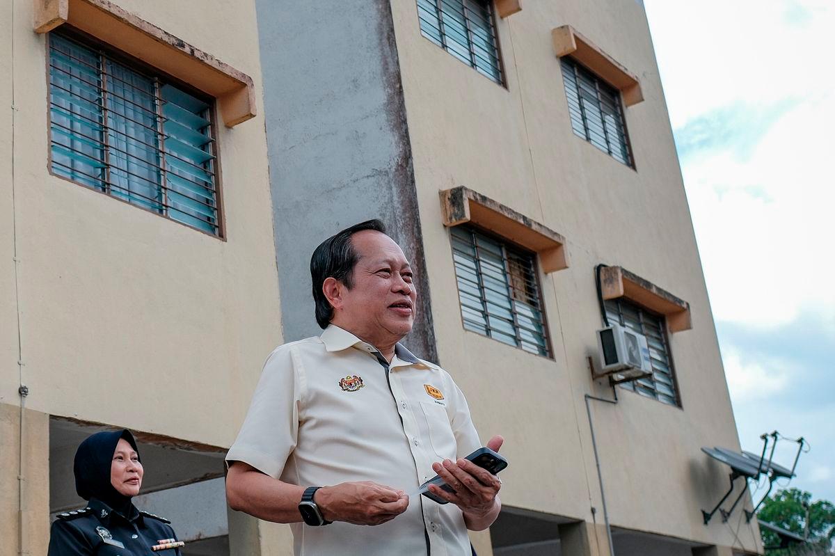 Timbalan Menteri Kerja Raya Datuk Seri Ahmad Maslan (kanan) mengadakan lawatan ke Kuarters Polis Daerah Segamat hari ini bagi meninjau kesan retakan yang berpunca daripada gempa kecil yang berlaku di daerah itu baru-baru ini- BERNAMA