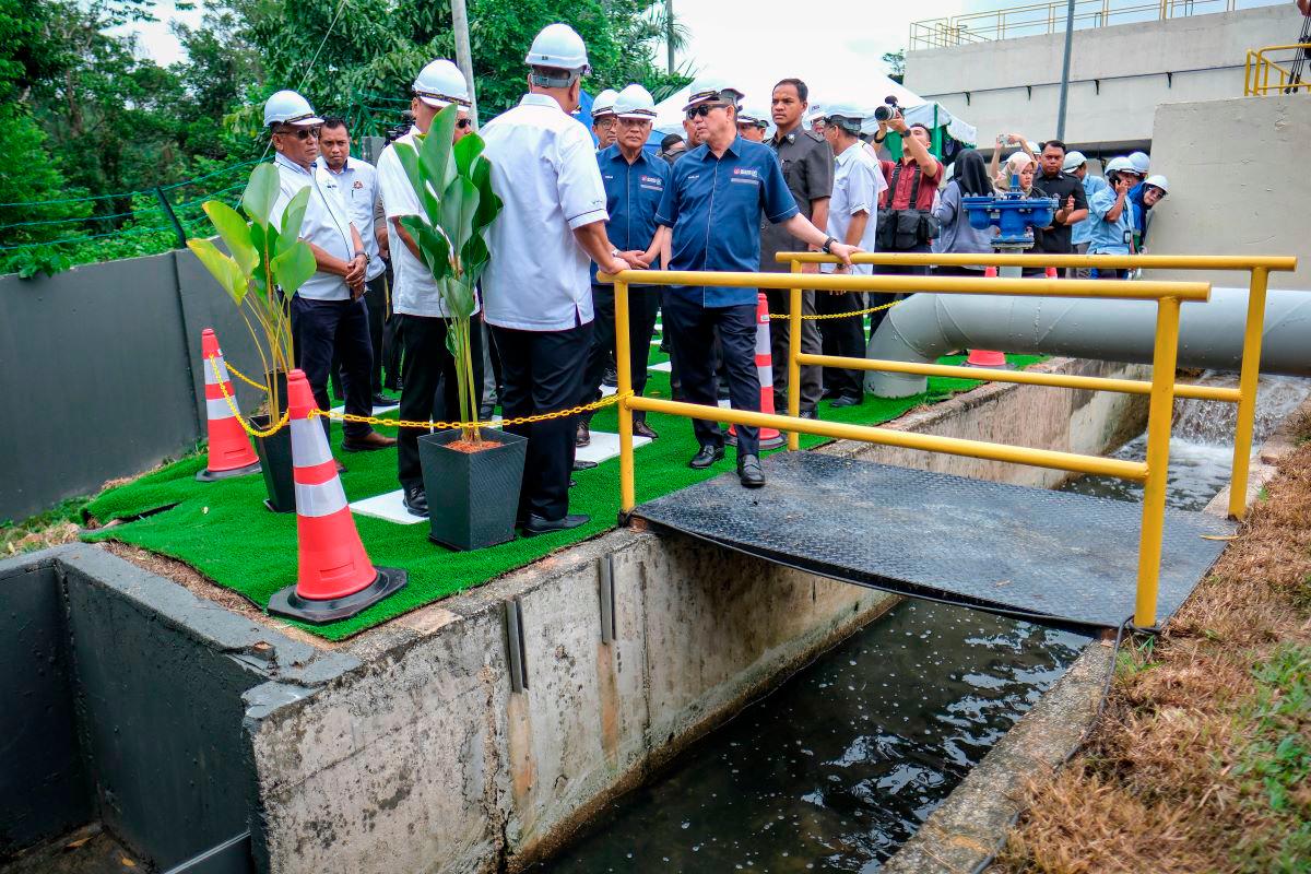 Deputy Prime Minister and also Minister of Energy Transition and Water Transformation, Datuk Seri Fadillah Yusof (right), during a visit to the IWK Johor Bahru-Pelangi Sewage Treatment Plant here today. - BERNAMA