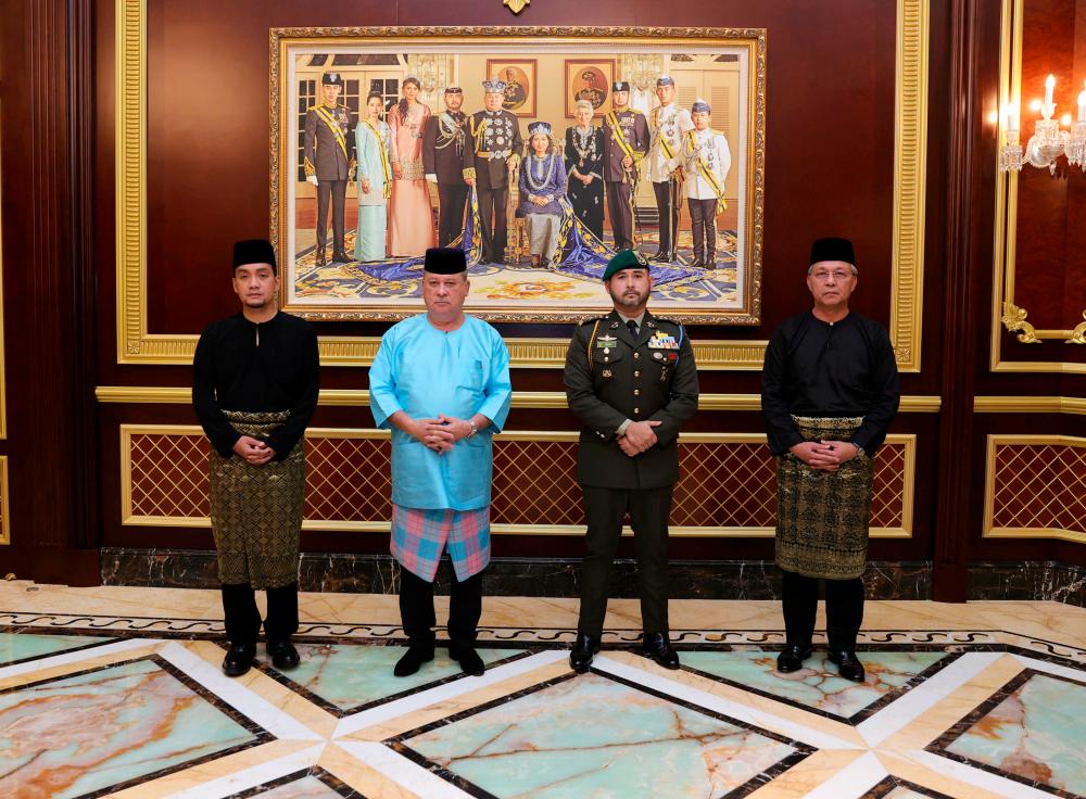 JOHOR BAHRU, March 15 - Sultan of Johor Sultan Ibrahim Almarhum Sultan Iskandar (second, left) and Tunku Mahkota Johor Tunku Ismail Sultan Ibrahim (second, right) pose with the new Menteri Besar of Johor Datuk Onn Hafiz Ghazi (left) and Barisan Chairman Johor State National (BN), Datuk Hasni Mohammad after the Ceremony of Presenting the Letter of Credence and Declaration of the Appointment of the Menteri Besar of Johor at Istana Bukit Serene today. BERNAMAPIX