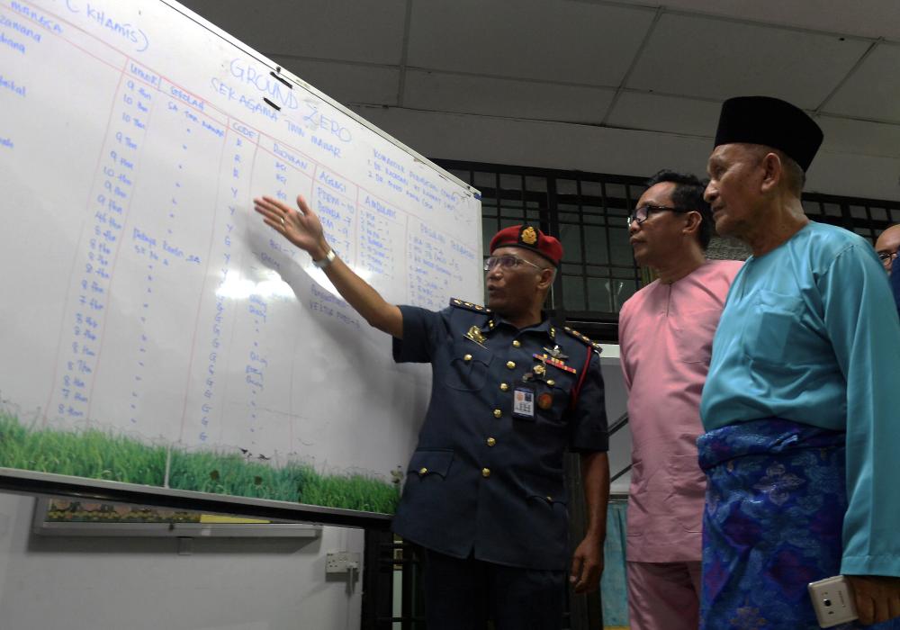 State Health, Culture and Heritage Committee chairman Mohd Khuzzan Abu Bakar (c) and chairman of the state Islamic affairs, agriculture and rural development committee Tosrin Jarvanth at a press conference at the operations room to handle the crisis, at the Pasir Gudang Indoor Stadium on June 21, 2019. - Bernama