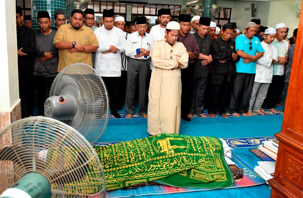 Prime Minister Tun Dr Mahathir Mohamad performs the Asar and the funeral prayers at the Datuk Noh Gadut Mosque, Serkat, on Sept 21, 2019. — Bernama