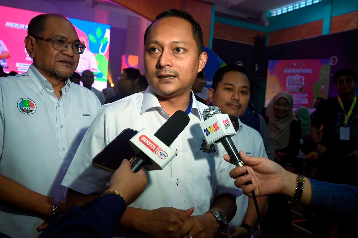 State Committee Chairman for Education and Information, Aznan Tamin (centre), was interviewed by reporters at the National Science Week (MSN) 2025 Southern Zone Carnival at Pagoh Sports Complex today. – BERNAMA