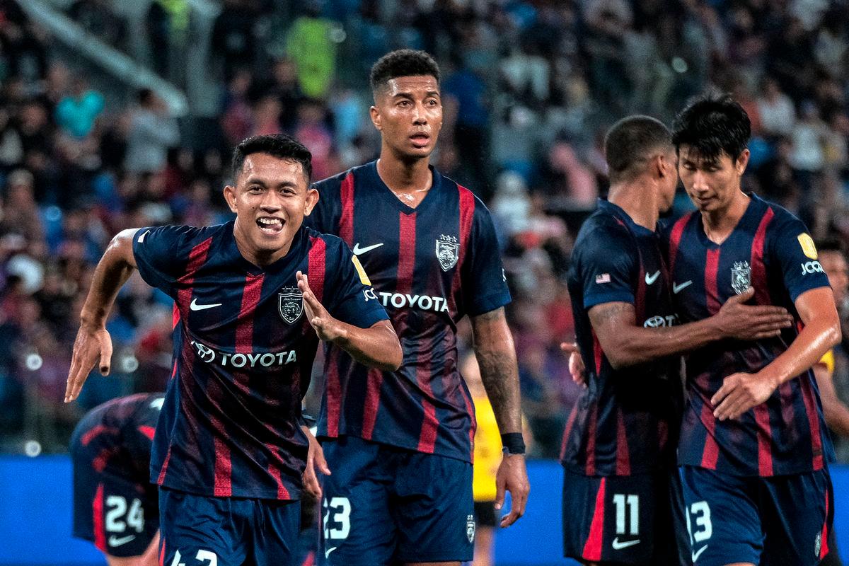 Pemain JDT Arif Aiman Mohd Hanapi (kiri) meraikan jaringan selepas berjaya membolosi gawang pasukan Negeri Sembilan FC pada saingan Liga Super Malaysia 2025/2026 di Stadium Sultan Ibrahim - fotoBERNAMA