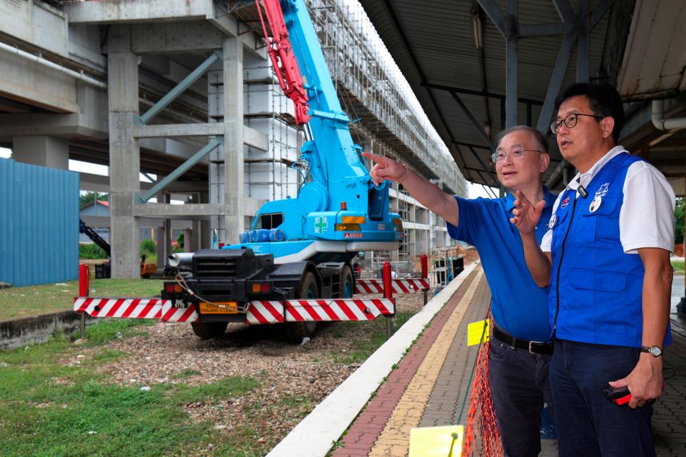 KLUANG, Nov 15 -- MCA President Datuk Seri Dr Wee Ka Siong (left) together with Kluang Parliamentary National Front Candidate Gan Ping Shou @ Gan Ping Sieu visited Kluang Malaya Railway Station (KTM) today. BERNAMAPIX