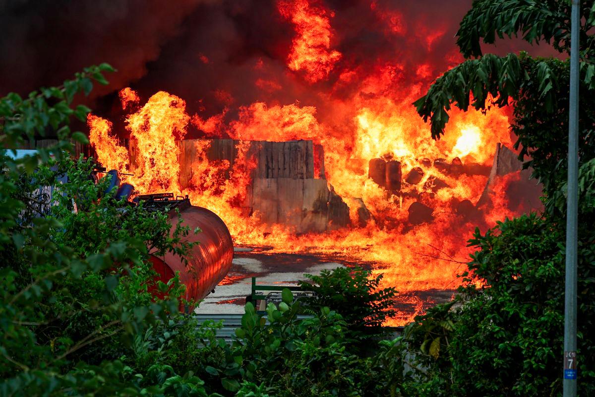 Sebuah premis dipercayai kilang stor penyimpanan minyak di Taman Mega Ria, Jalan Kempas, Masai terbakar kira-kira 12.30 tengah tadi, sehingga menyebabkan kepulan asap hitam tebal kelihatan sehingga beberapa kilometer. - fotoBERNAMA