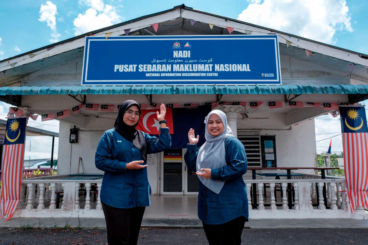 Pengurus Pusat Sebaran Maklumat Nasional (NADI), Nur Afida Deraman, bersama penolongnya, Nurdina Athirah Md Sahlan, merupakan tulang belakang utama dalam menggerakkan perkhidmatan pusat tersebut yang terus menjadi pilihan penduduk di sini- BERNAMA