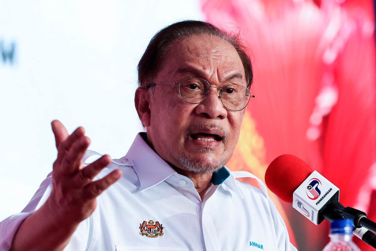 Perdana Menteri Datuk Seri Anwar Ibrahim berucap pada Majlis Peluncuran Bulan Kebangsaan dan Kibar Jalur Gemilang 2025 di Dataran Tanjung Emas hari ini - BERNAMA