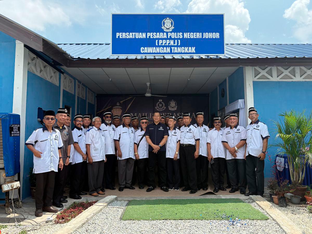 Johor Police Chief Datuk Ab Rahaman Arsad attended the Official Opening Ceremony of the Johor State Police Retirees Office, Tangkak Branch, which was also attended by retirees from the district, here today. – BERNAMA