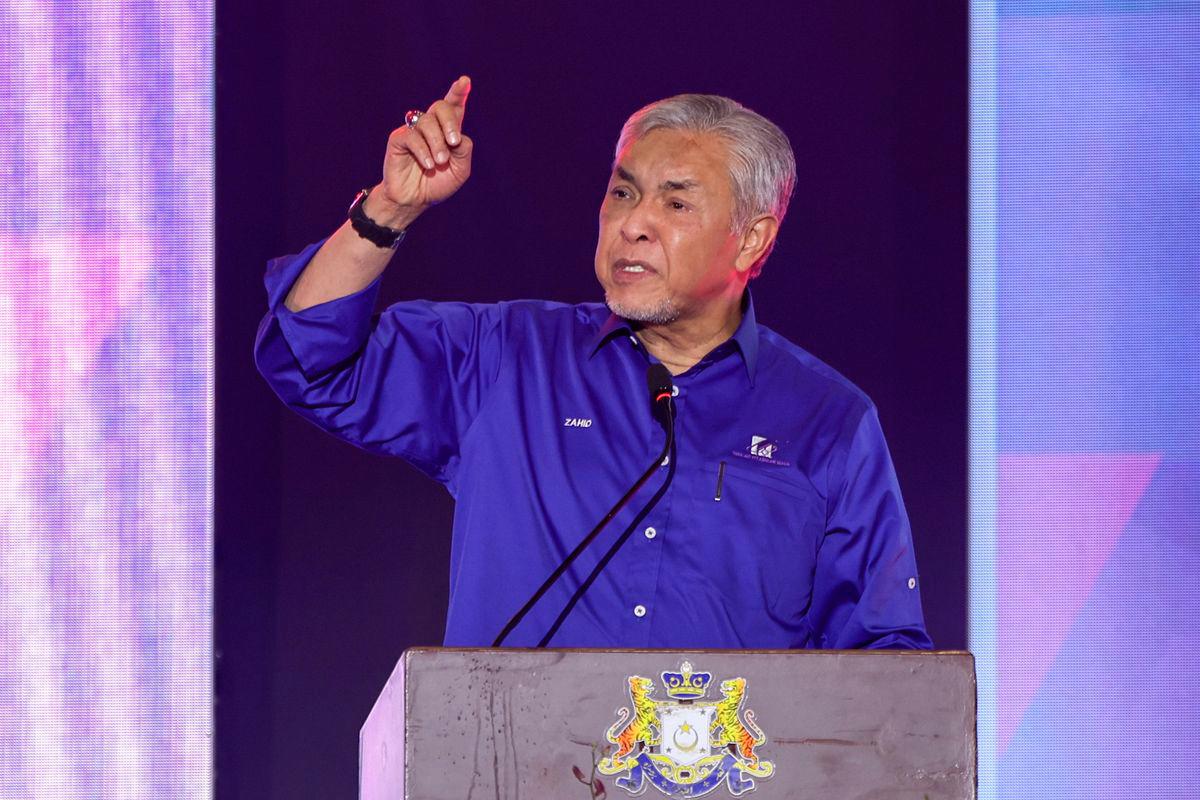 Timbalan Perdana Menteri, Datuk Seri Dr Ahmad Zahid Hamidi berucap pada Majlis Pelancaran Skuad Yayasan Pelajaran MARA (Skuad YPM) Peringkat Negeri Johor 2025, di Arena Larkin hari ini - fotoBERNAMA