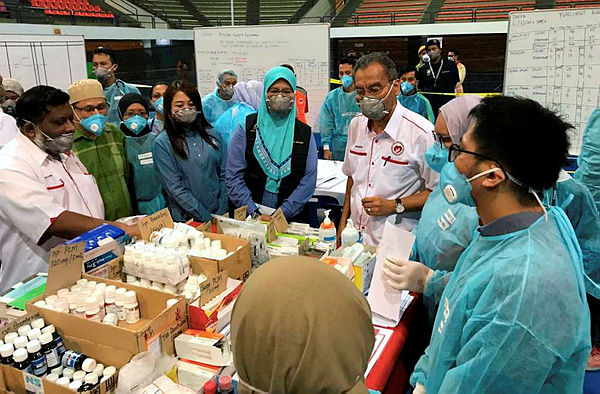Health Minister Datuk Seri Dr Dzulkefly Ahmad visits with staff and victims at the Medic Base at the Pasir Gudang Municipal Council Indoor Stadium, Johor Baru on March 16, 2019. — Bernama