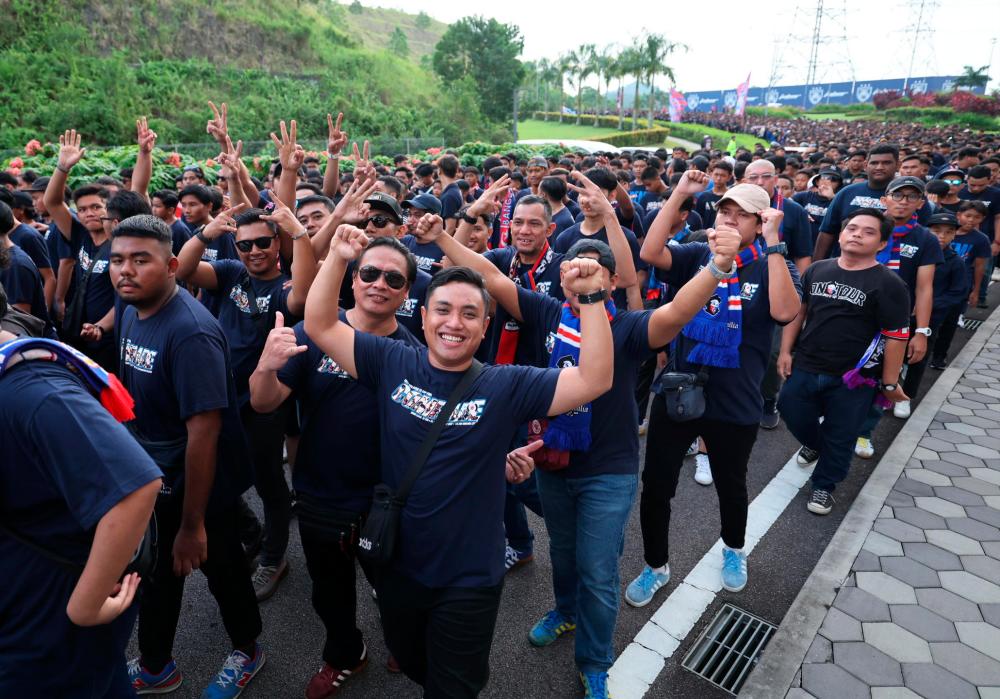 ISKANDAR PUTERI, 22 July -- JDT Boys Of Straits (BOS) supporters cheer and sing as they enter the stadium before the start of the 2023 FA Cup final between JDT and KL City FC at the Sultan Ibrahim Stadium. BERNAMAPIX