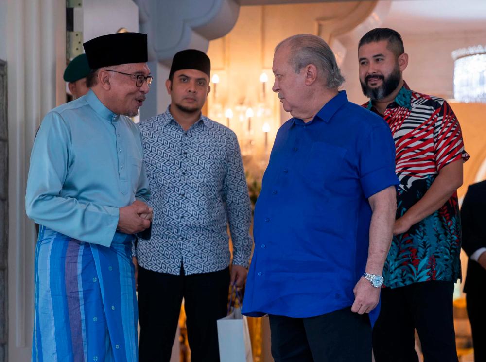 Sultan of Johor Sultan Ibrahim Almarhum Sultan Iskandar (second, right), Prime Minister Datuk Seri Anwar Ibrahim (left), Tunku Mahkota Johor Tunku Ismail Sultan Ibrahim (right)/ BernamaPix