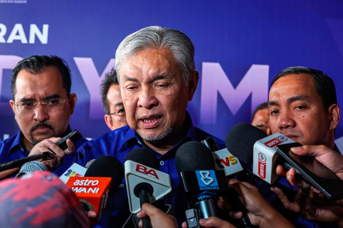 Timbalan Perdana Menteri, Datuk Seri Dr Ahmad Zahid Hamidi (tengah) bercakap kepada pemberita selepas Majlis Pelancaran Skuad Yayasan Pelajaran MARA (Skuad YPM) Peringkat Negeri Johor 2025, di Arena Larkin hari ini- BERNAMA