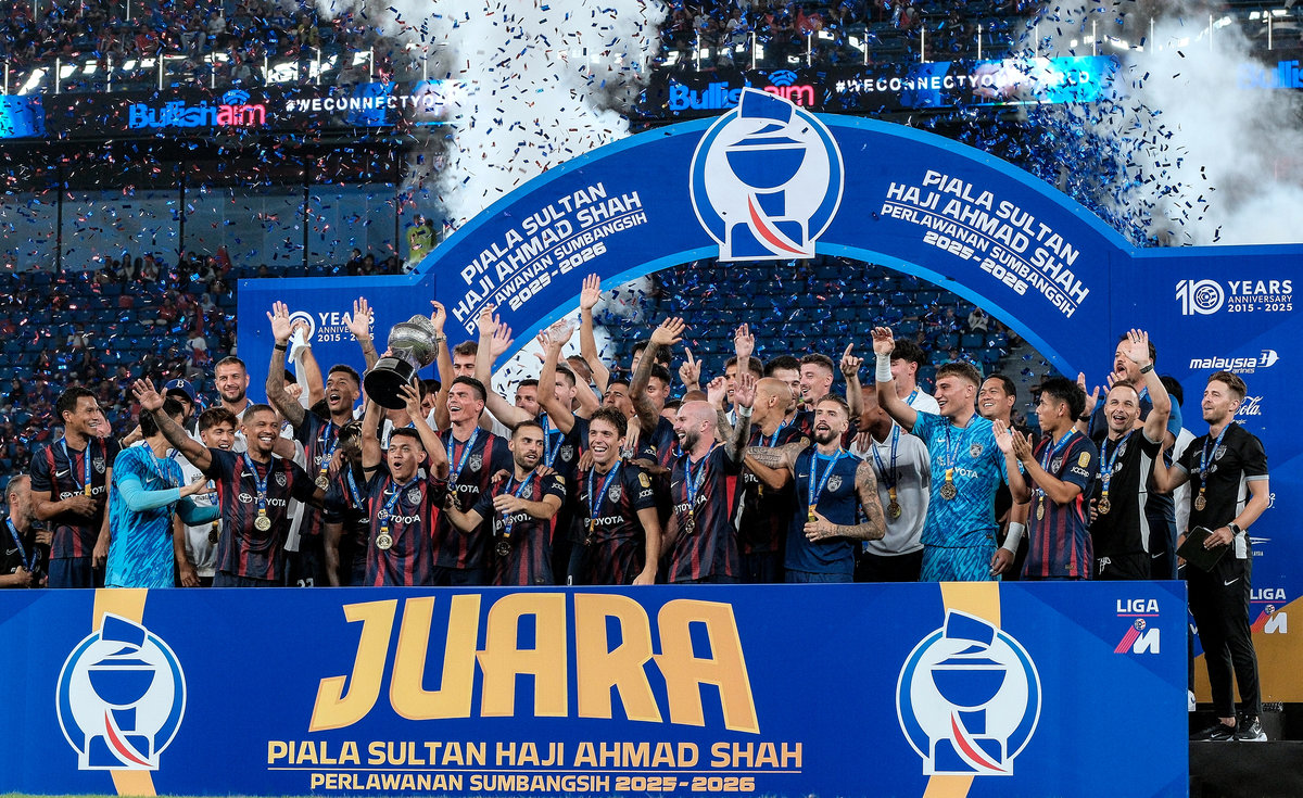The JDT team celebrated their victory by clinching the Sultan Haji Ahmad Shah Cup after defeating Selangor FC with a 3-0 score in the 2025 Charity Shield match at the Sultan Ibrahim Stadium yesterday. – BERNAMA