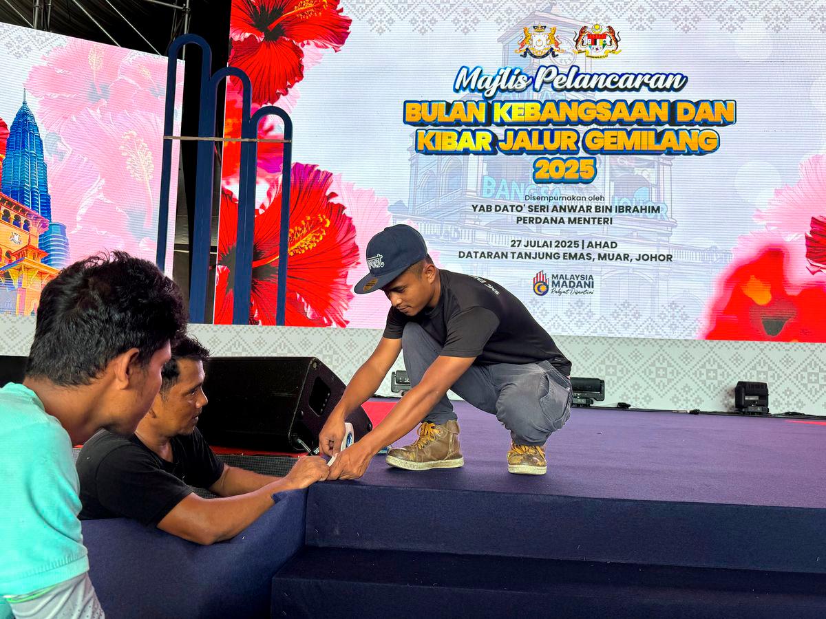 Petugas giat melakukan persiapan terakhir bagi Peluncuran Bulan Kebangsaan dan Kibar Jalur Gemilang (MPBKKJG) 2025 yang diadakan di Dataran Tanjung Emas, dengan tinjauan dilakukan menyaksikan persiapan kini memasuki tahap 90 peratus.