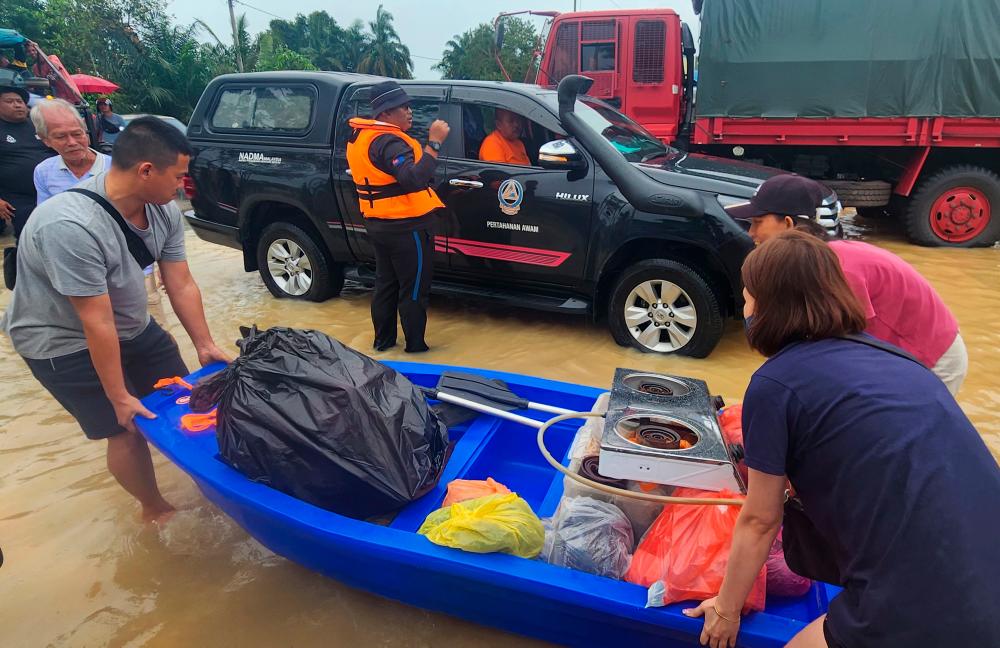 BATU PAHAT, March 4 -- Residents of Parit Warijo Village moved their important items by boat, after the village began to be flooded last night, during today’s survey. BERNAMAPIX
