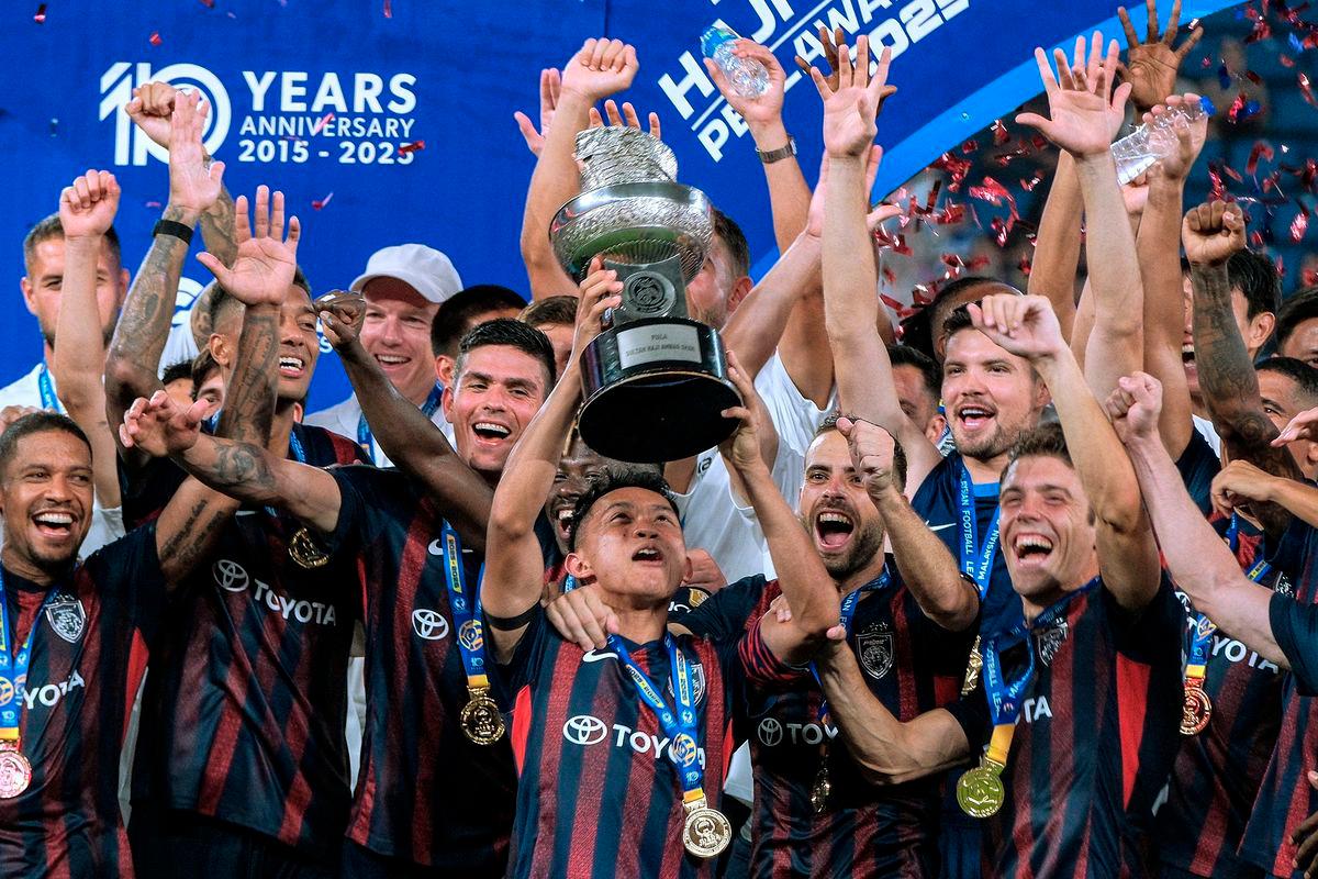 Pasukan JDT meraikan kejayaan mereka dengan merangkul Piala Sultan Haji Ahmad Shah selepas menewaskan Selangor FC dengan jaringan 3-0 pada perlawanan Sumbangsih 2025
