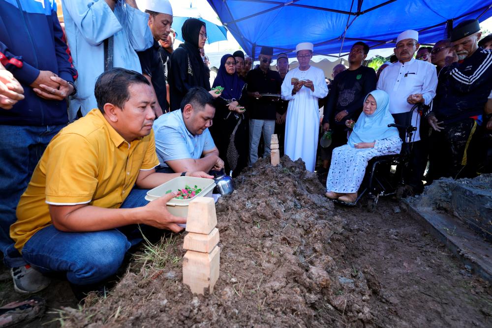 PONTIAN, 24 July -- The remains of Minister of Domestic Trade and Cost of Living Datuk Seri Salahuddin Ayub was safely buried at 12.05 this afternoon at Jalan Sulong Cemetery, Serkat, Tanjung Piai. BERNAMAPIX