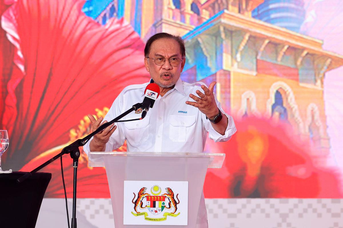 Perdana Menteri Datuk Seri Anwar Ibrahim ketika berucap pada Majlis Peluncuran Bulan Kebangsaan dan Kibar Jalur Gemilang 2025 di Dataran Tanjung Emas hari ini - BERNAMA