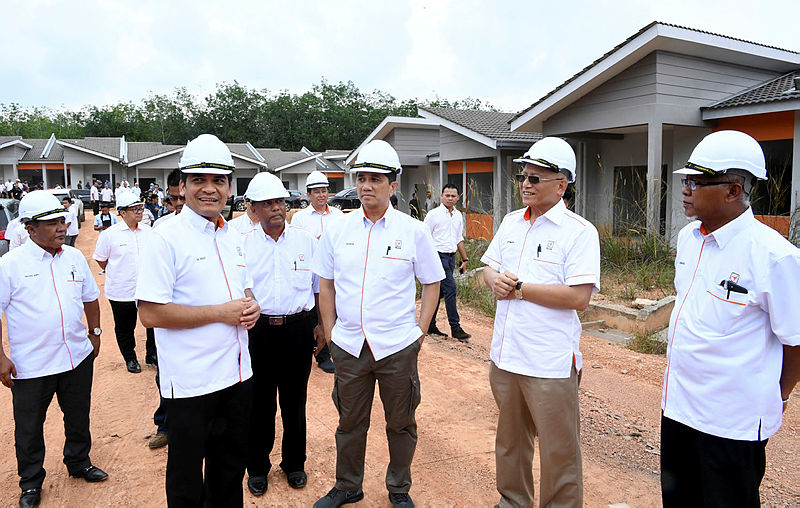 Economic Affairs Minister Datuk Seri Mohamed Azmin Ali (3rd R) during a visit to Felda’s new generation housing project at Palong 8 in Negri Sembilan. — Bernama