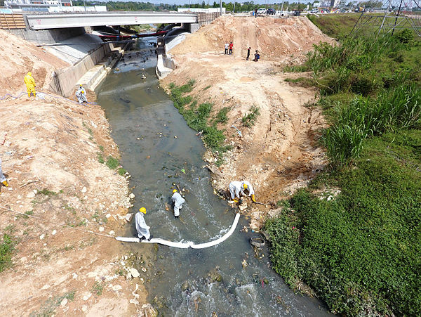 Personnel clean up toxic waste at Sungai Kim Kim, Pasir Gudang on March 14, 2019. — Bernama