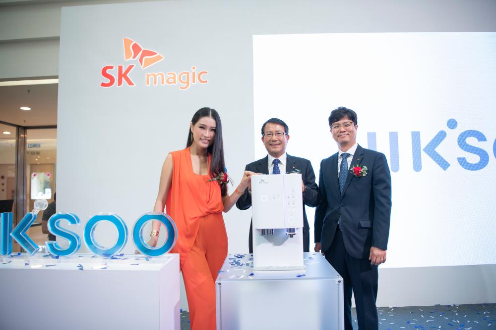 From left: Special guest Amber Chia, SK magic Korea CEO Kwon Joo Ryoo and Namsu, at the official launch of the JIK.SOO RICH water purifier in Malaysia.