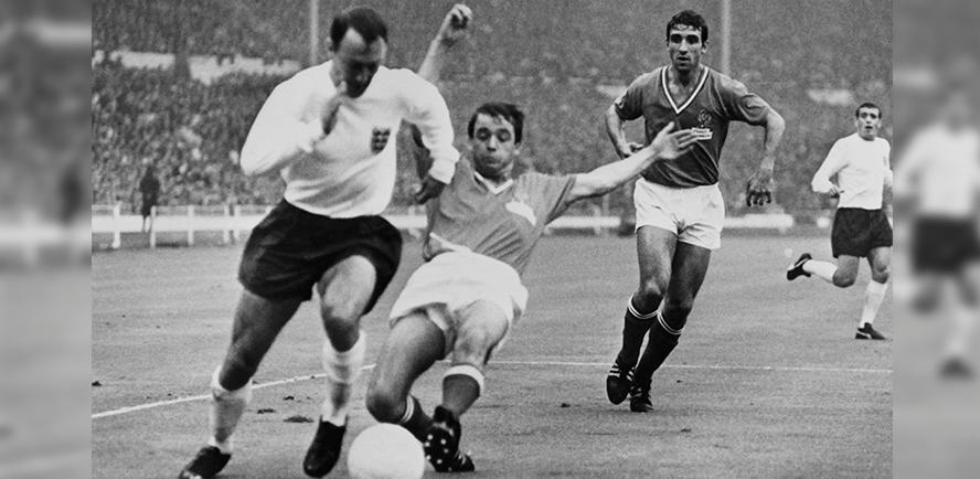 In this file photo taken on July 20, 1966: England’s Jimmy Greaves (left) in action with France’s Jacky Simon (centre) during the 1966 World Cup at the Wembley stadium. – AFPPIX