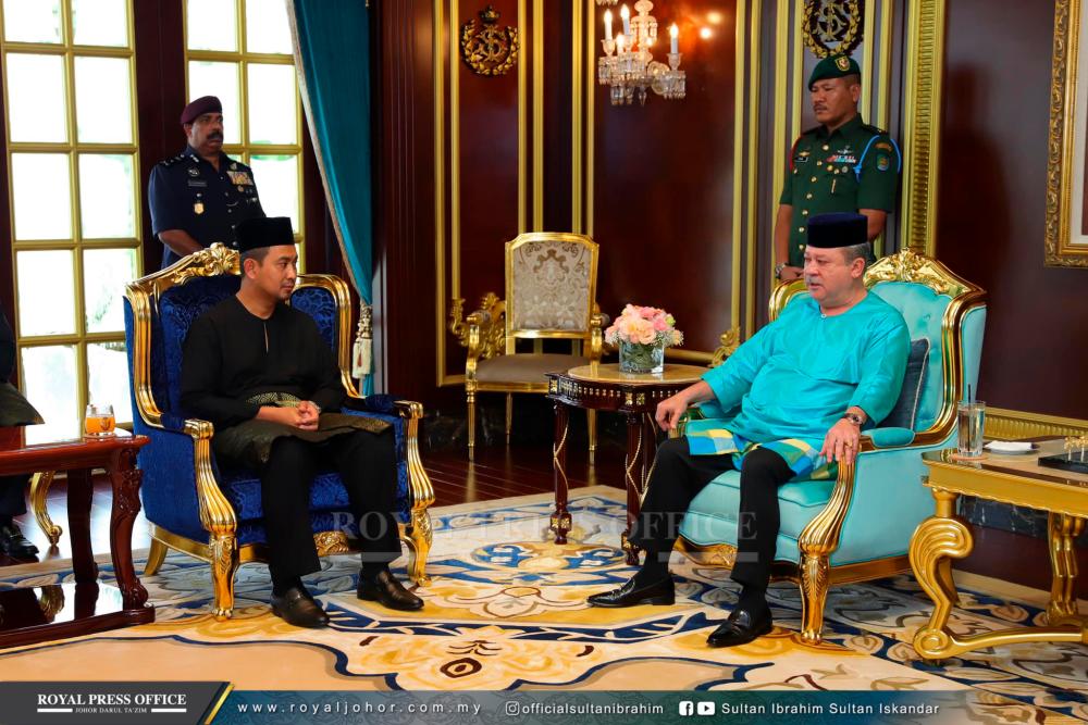 The Sultan of Johor Sultan Ibrahim Almarhum Sultan Iskandar (R) during and audience with new Johor MB Dr Sahruddin Jamal, on April 14, 2019. — Pix from Sultan Ibrahim Sultan Iskandar Facebook.