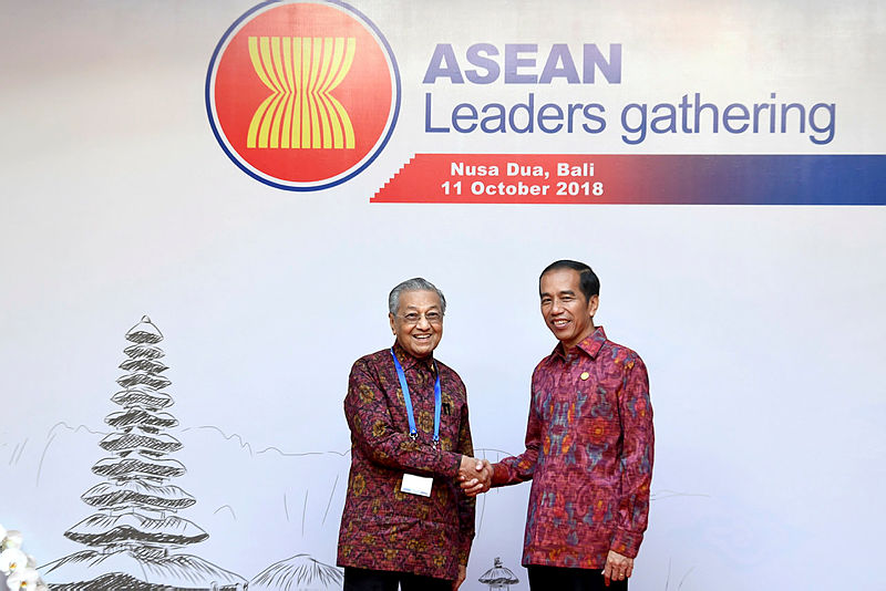 Filepix of Prime Minister Tun Dr Mahathir Mohamad and Indonesian President Joko Widodo during their meet at the Aean leader Gathering, on Oct 11, 2018. — Bernama