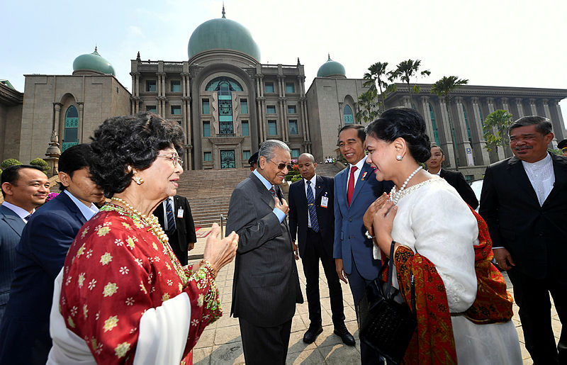 Indonesian President Joko Widodo (2nd R) and his wife Iriana Joko Widodo are greeted by Prime Minister Tun Dr Mahathir Mohamad and his wife Tun Dr Siti Hasmah Mohd Ali , in Putrajaya, on Aug 9, 2019. — Bernama