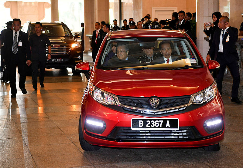 Prime Minister Tun Dr Mahathir Mohamad (L) chauffeuring Indiesian President Joko Widodo, on Aug 9, 2019. — Bernama