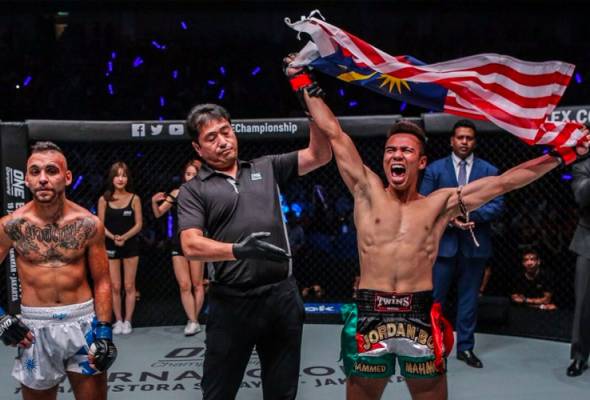 Referee Yuji Shimada pronouces Mohammed Mahmoud (R) the winner after the 22-year-old Malaysia defeated Greece’s Stergos Mikkios. — ONE Championship