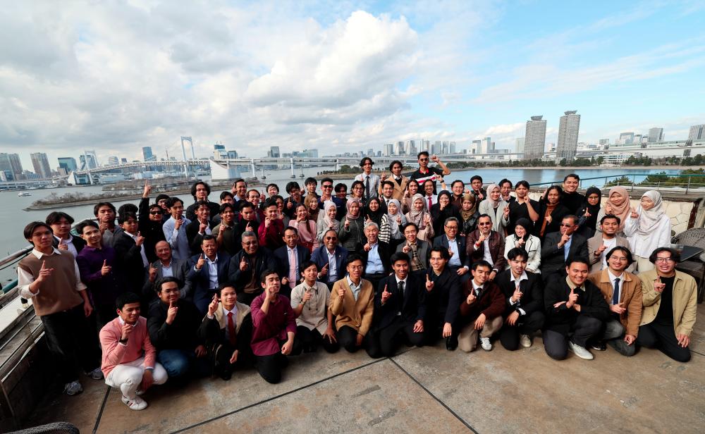 Timbalan Perdana Menteri Datuk Seri Dr Ahmad Zahid Hamidi bergambar bersama tetamu dan para pelajar Malaysia di Jepun pada Majlis Makan Tengah Hari Timbalan Perdana Menteri Bersama Pelajar-Pelajar Malaysia di Jepun, di sini hari ini. - fotoBERNAMA