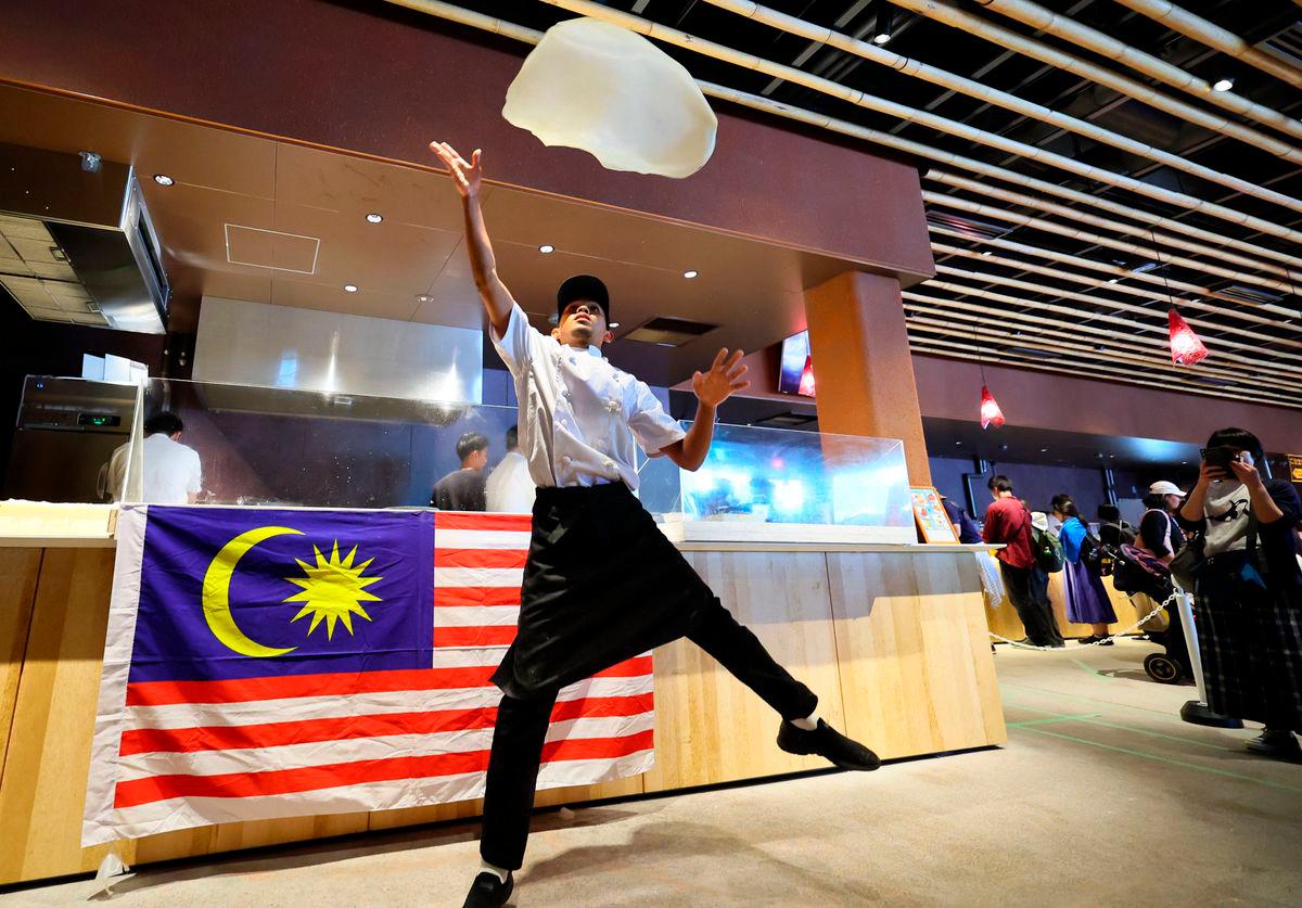 Penebar roti canai, Muhammad Muiz Ruzaini, 24, menunjukkan aksi menebar roti canai terbang di Cafe Pavillion Malaysia sempena Expo Antarabangsa 2025 Osaka yang berlangsung dari 13 April hingga 13 Oktober ini. BERNAMApix