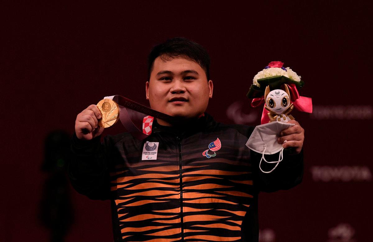 National paralympic powerlifter athlete, Bunyau Bonnie Gustin won the first gold medal for the 72 kilogram (kg) category during the Tokyo 2020 Paralympic Games at the Tokyo International Forum today. Bonnie break the paralympic record with 228 kg weighing. BERNAMA PIX