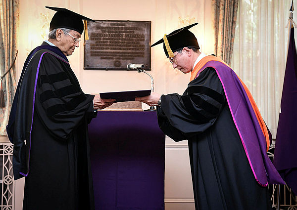 Prime Minister Tun Dr Mahathir Mohamad (left) receiving the Honorary Doctorate of Humane Letters from Doshisha University President Takashi Matsuoka in Kyoto today. — Bernama