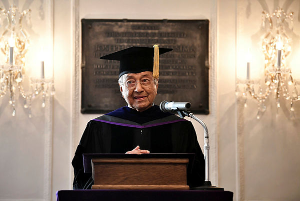 Prime Minister Tun Dr Mahathir Mohamad speaking after receiving a Honorary Degree of Humane Letters from Doshisha University at Kyoto yesterday. — Bernama